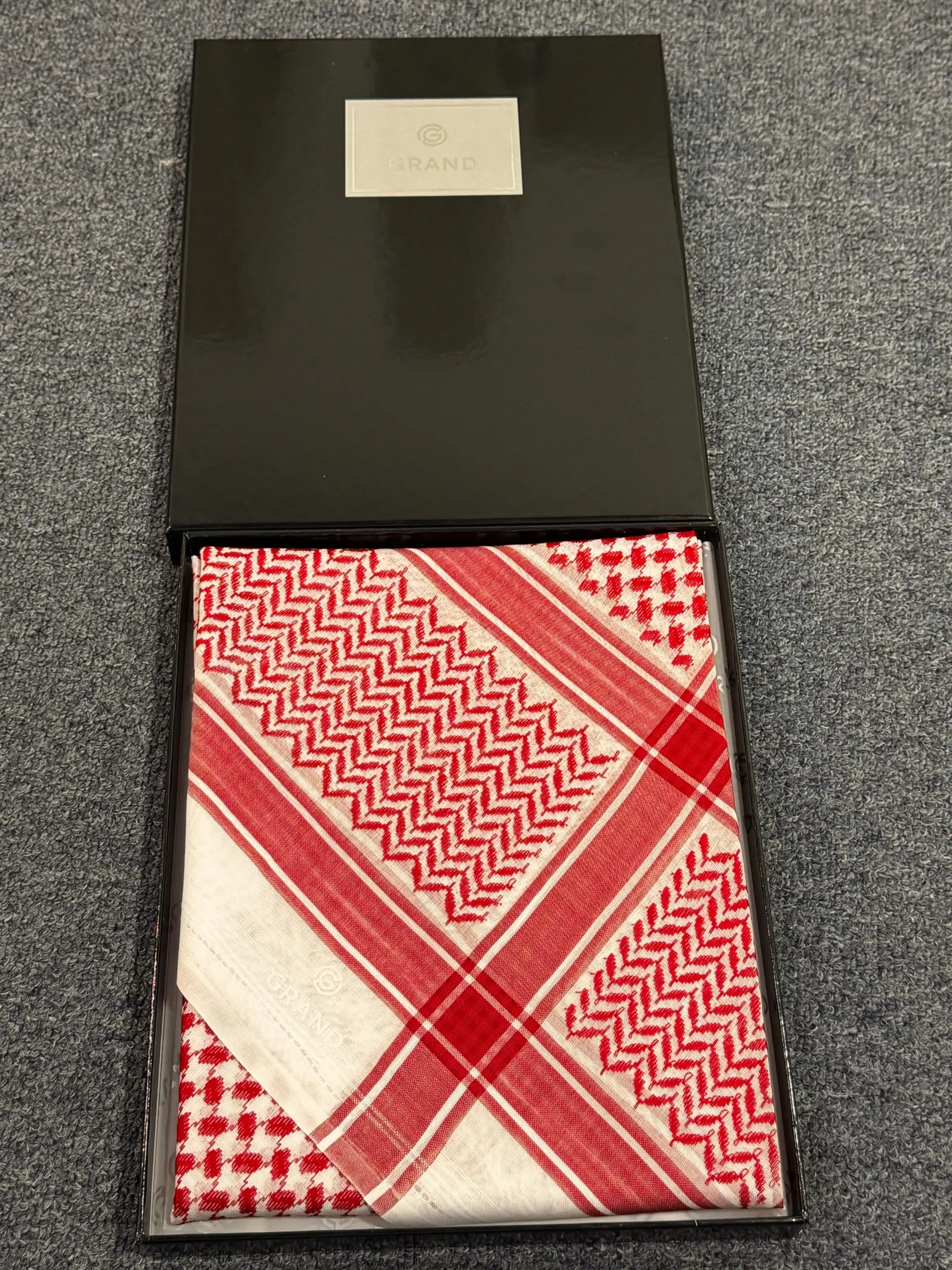 2_417c46e7-9766-4b2f-9127-3bb1c9bd2558 شماغ GRAND أحمر - الصورة 1