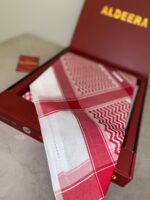 ⁦شماغ الديرة R9 -  أحمر⁩ - الصورة ⁦3⁩